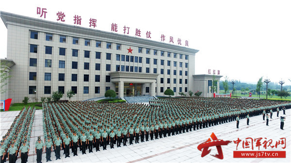 77集团军某旅组织八一建军节升国旗仪式