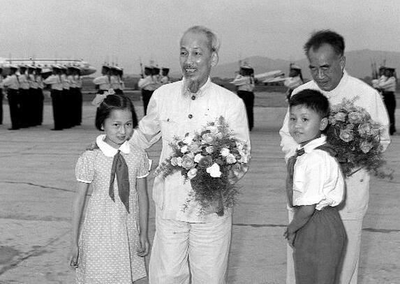 1950年1月，中国成为第一个承认越南民主共和国并与之建交的国家，尔后苏联以及东欧国家与越南民主共和国建立了外交关系。