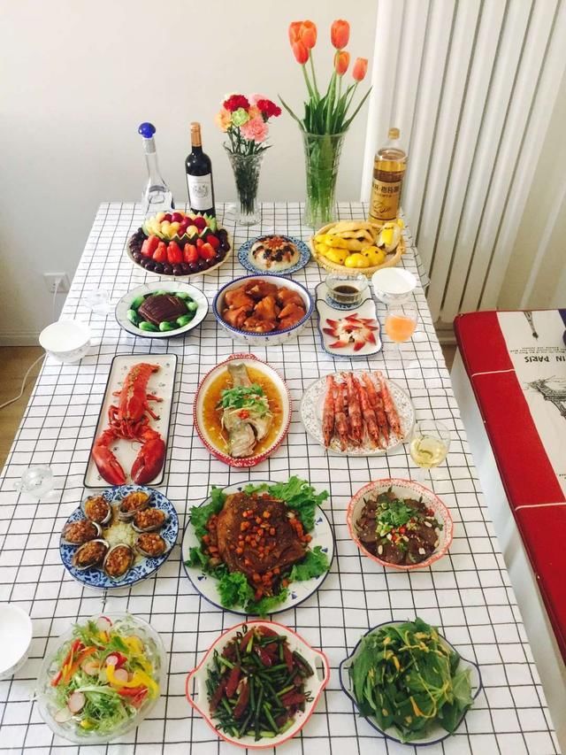 北京家庭春节的年夜饭团圆饭,龙虾螃蟹大肘子
