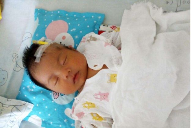 1岁孩子喝纯牛奶住院14天,粗心爸爸差点让宝宝