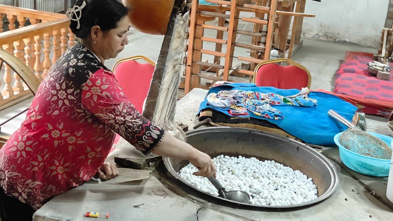 沿着河湖看新疆 | 登上北京时装周的艾德莱斯,是和田最美“致富经” 沿着河湖看新疆 | 登上北京时装周的艾德莱斯,是和田最美“致富经”