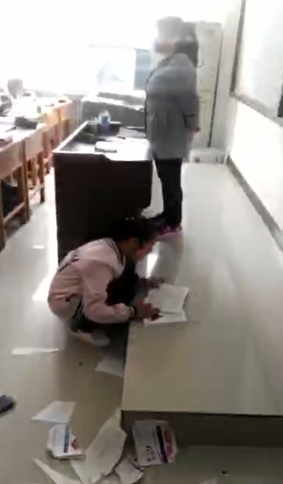 大荔实验小学一教师当面怒撕学生书本社会影响恶劣