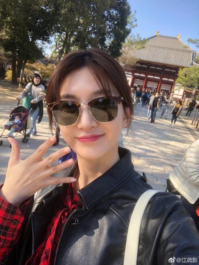 江疏影微博罕见晒出素颜自拍照,反正已经被美