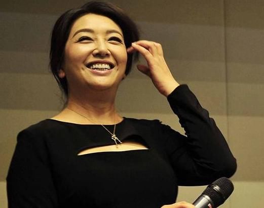 江珊与老同学同框显年轻 粉丝:当年和前男友分