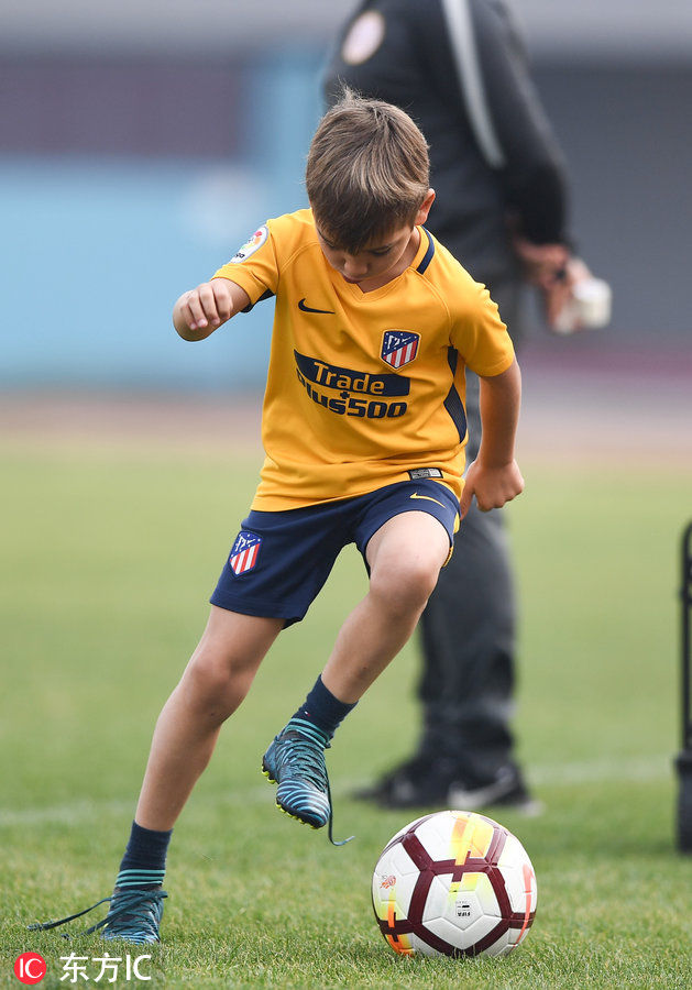 北京人和公开训练 奥古斯托儿子场边练盘带有