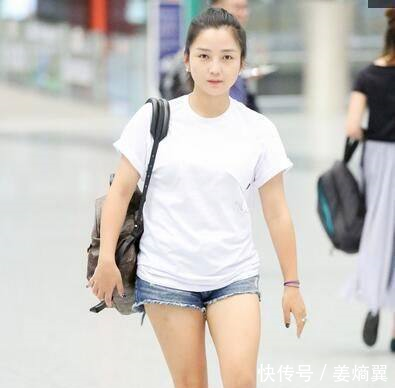 何洁穿短裤现出大粗腿,网友就喜欢这样真实的