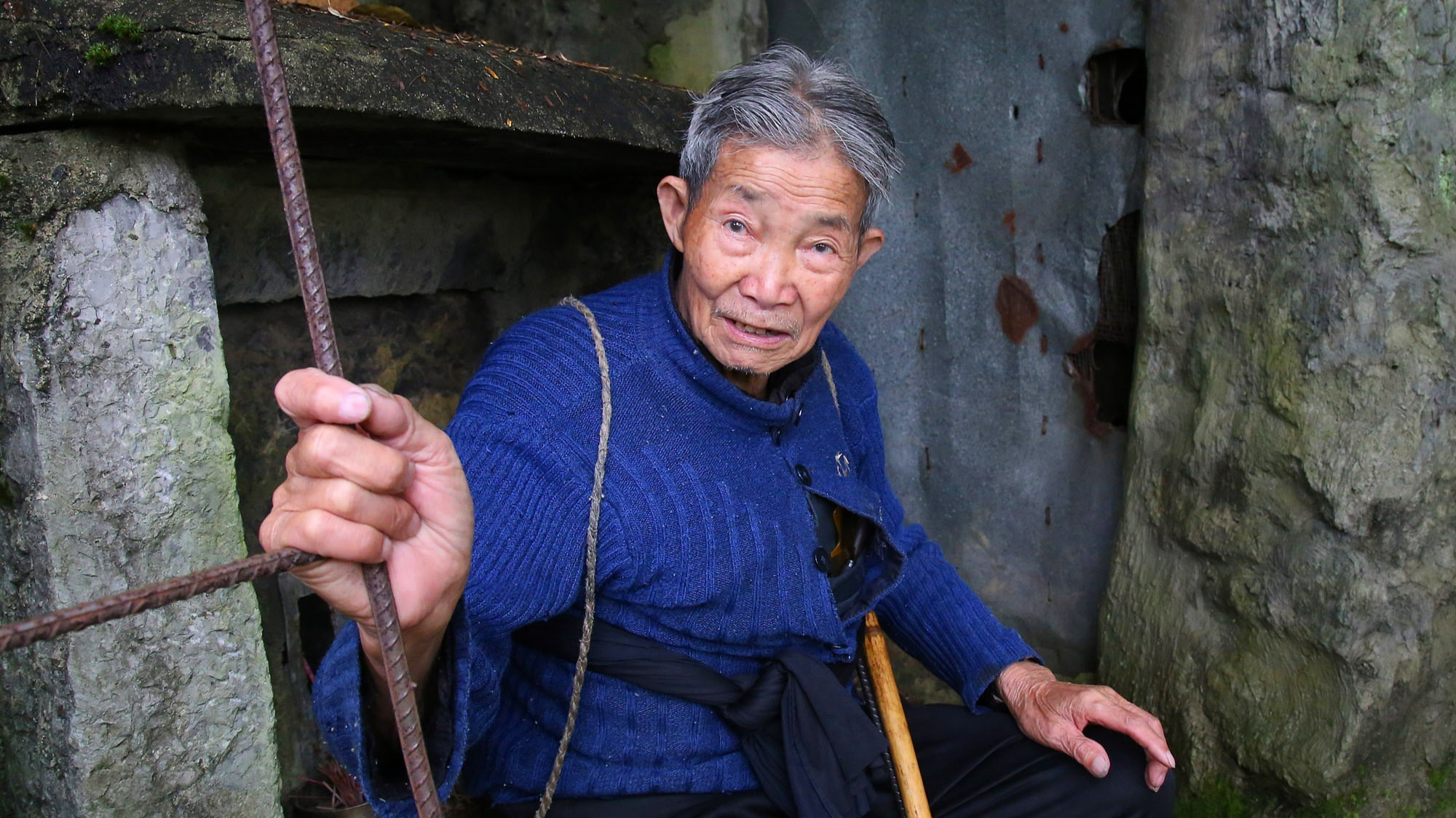 有关梁富生修建墓室的经过,村民说出一大堆发生在他身上最凄凉的故事:梁富生中年时曾有三个活蹦乱跳的孩子,但不幸的是相继夭折;不久,他的妻子也突发疾病不治身亡。