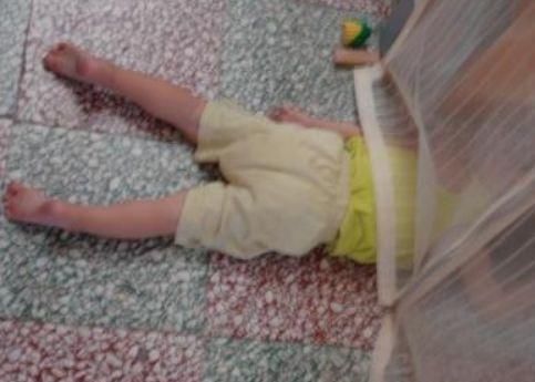 三岁宝宝半夜床上摔下来,妈妈看着没事就去睡