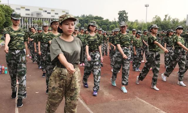 成都实外女教官军训霸气外露 初三学生直升高