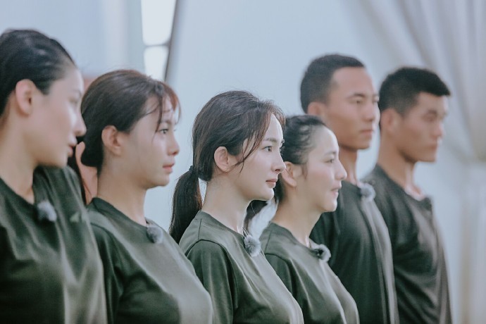 杨幂佟丽娅军训大汗淋漓 衬衫湿透显好身材