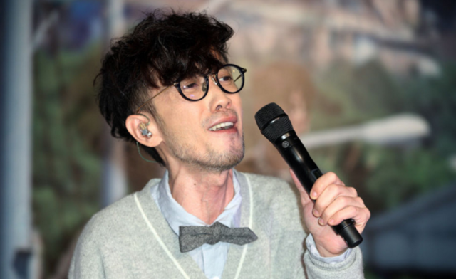 2014年，沉寂已久的周传雄再次回到大众视野中时，就已经是一副风吹就倒得瘦弱模样。周传雄透露自己近两年因为胃部感染幽门螺旋杆菌，瘦了整整20公斤，外表顿时变成“纸片人”。