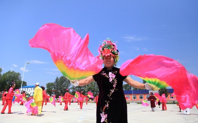 扎兰屯市奋斗村首届大秧歌广场舞展演 动感时