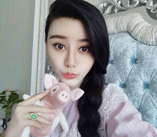 她15岁开始整容,8年花费百万整成范爷,嫁富二