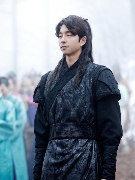 鬼怪花絮照公开 孔刘大长腿诠释行走的画报 鬼怪花絮照公开 孔刘大长腿诠释行走的画报