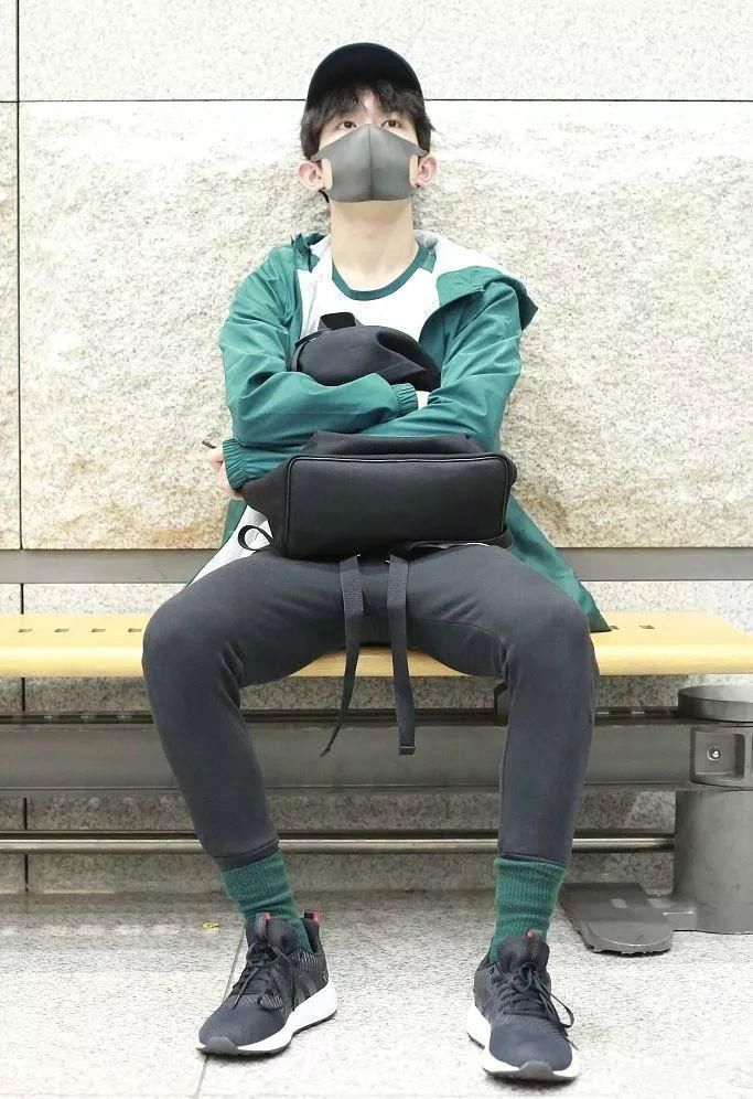 易烊千玺火到国外,带猫咪拍广告,一身潮装让韩