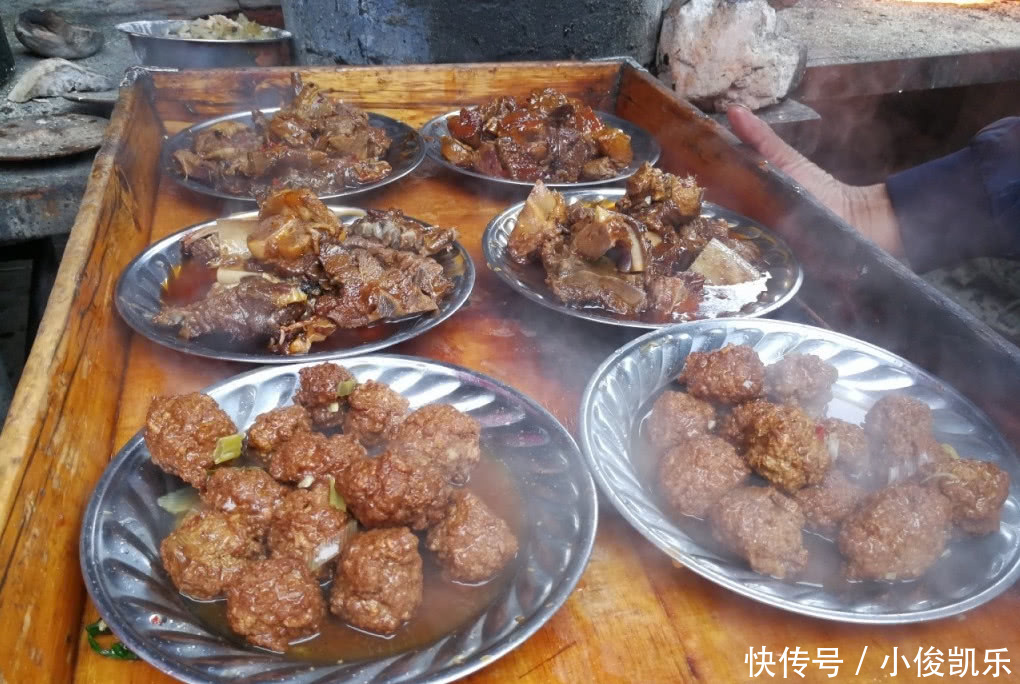 姑娘大学毕业嫁给农村男朋友,亲戚笑话,婚宴堵