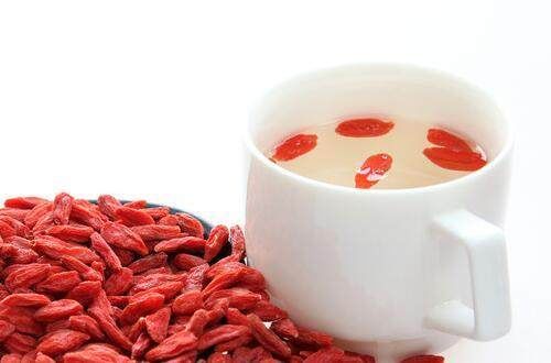 枸杞泡水功效多,你知道枸杞泡水不能用高温水