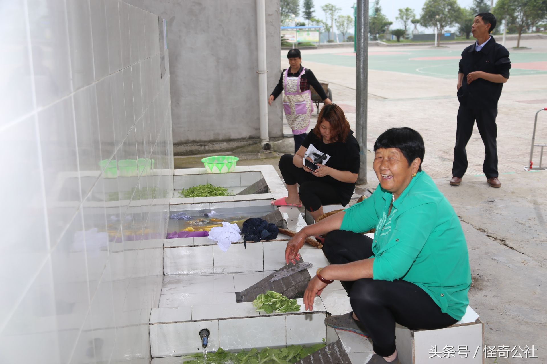 湖北宜昌:乡村,农民洗衣洗菜不到长江到清洗池