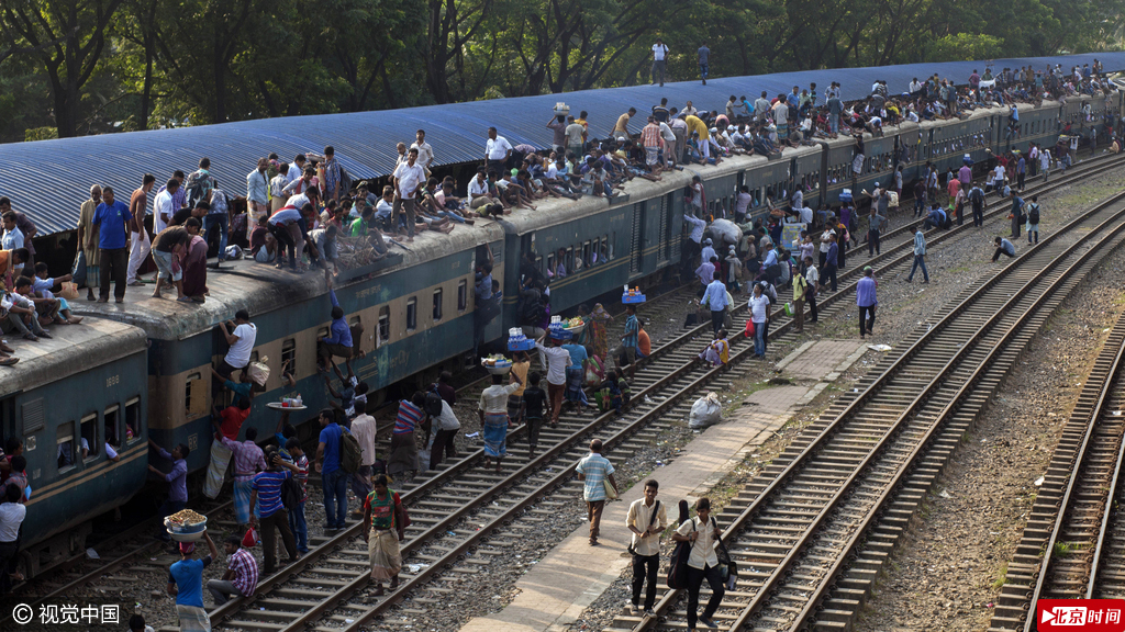 当地时间2016年9月8日，孟加拉国达卡，宰牲节将至，孟加拉国民众和穆斯林乘坐火车返乡，场面颇为壮观，连火车顶部也是人山人海。