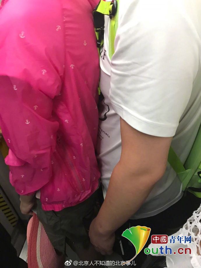地铁再现色狼：下体紧贴女子 手还不老实