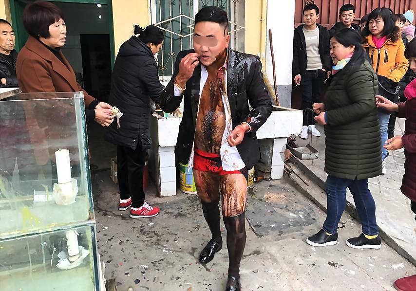 不一会儿,新郎浑身被泼满了各种杂物.