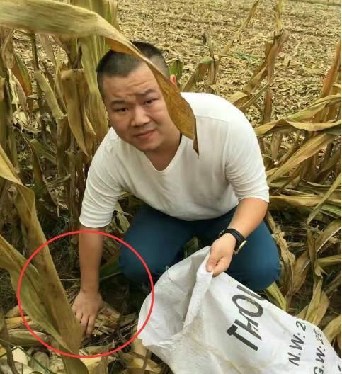 女星回老家,一桌吃饭嫌农村人太脏!您猜她是谁