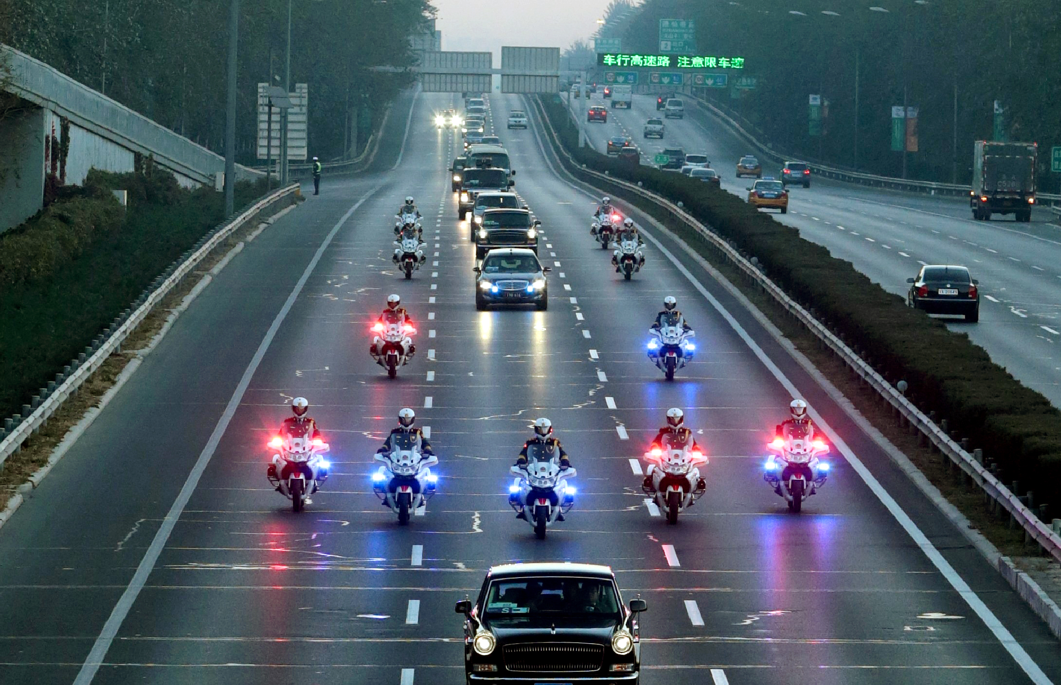 2014年11月4日武警北京总队国宾护卫队执行APEC会议国宾护卫任务。李光印摄