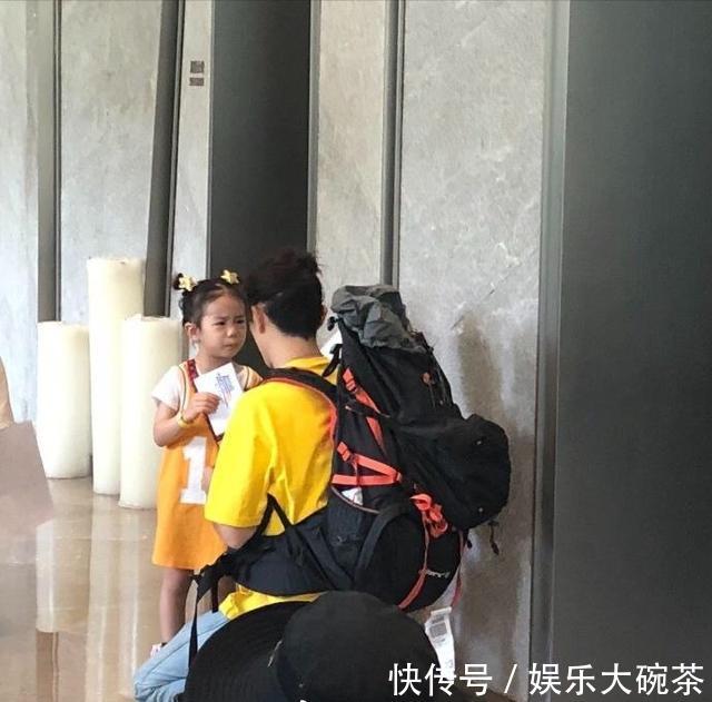 戚薇李承铉女儿录制综艺节目 女儿撒娇的样子