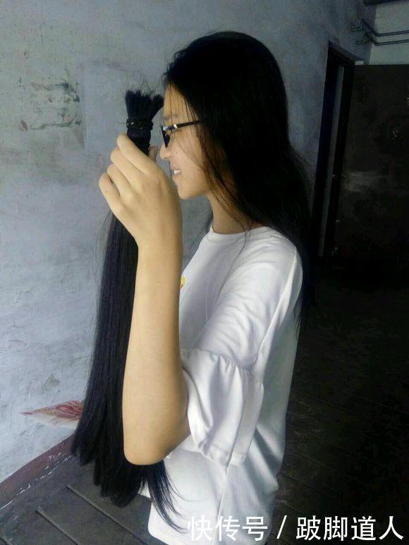 农村女孩剪掉自己的长头发是什么样子的?有点