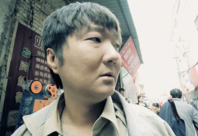 40岁王大治近照曝光,白发苍苍中年发福,网友:当