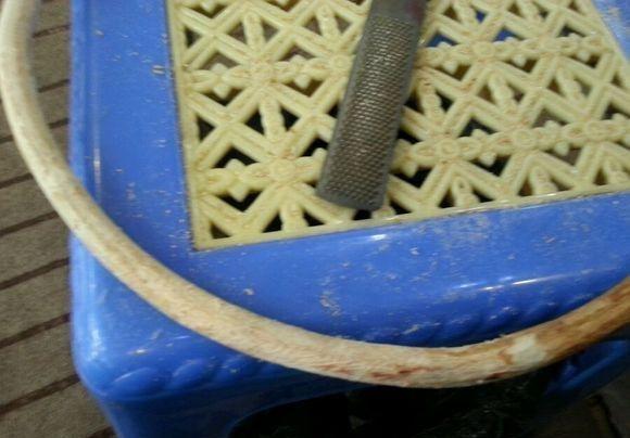 钓鱼人用万年灵藤自制抄网头,好手艺!