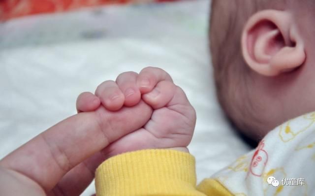 薛之谦晒娃照片引起全国众怒,一张普通照片的