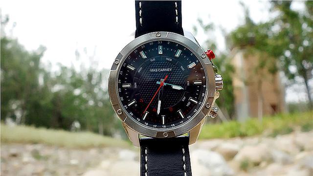 十足,硬汉回归潮中的MAS CARNEY勇士智能腕表