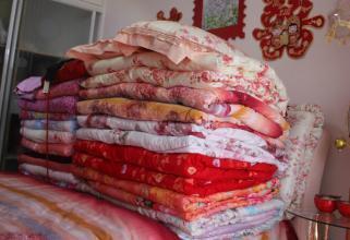 实拍农村女孩嫁妆丰厚 陪嫁车房也正常