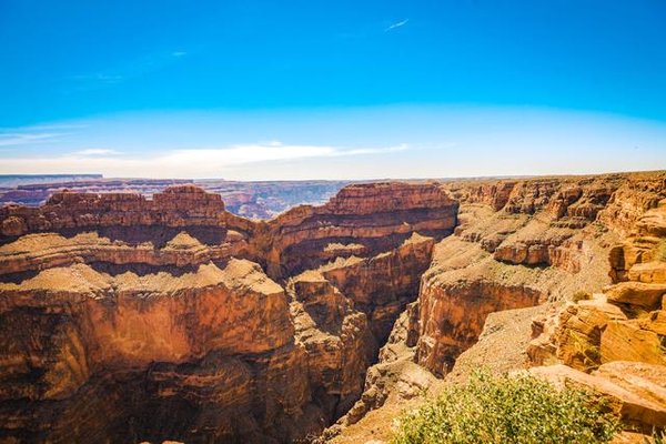 它是一个举世闻名的自然奇观,位于美国西部亚丽桑那洲西北部的凯巴布