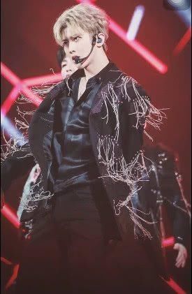 朱正廷的杀手锏是露腹肌,但蔡徐坤轻扯衣领就