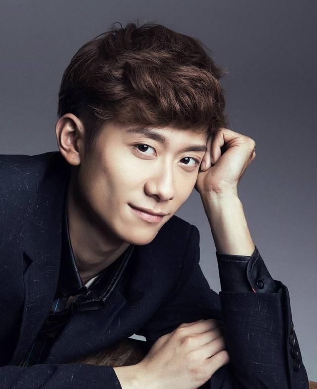 张一山又用脚自拍:岁数大了!网友:瞎说什么呢刘