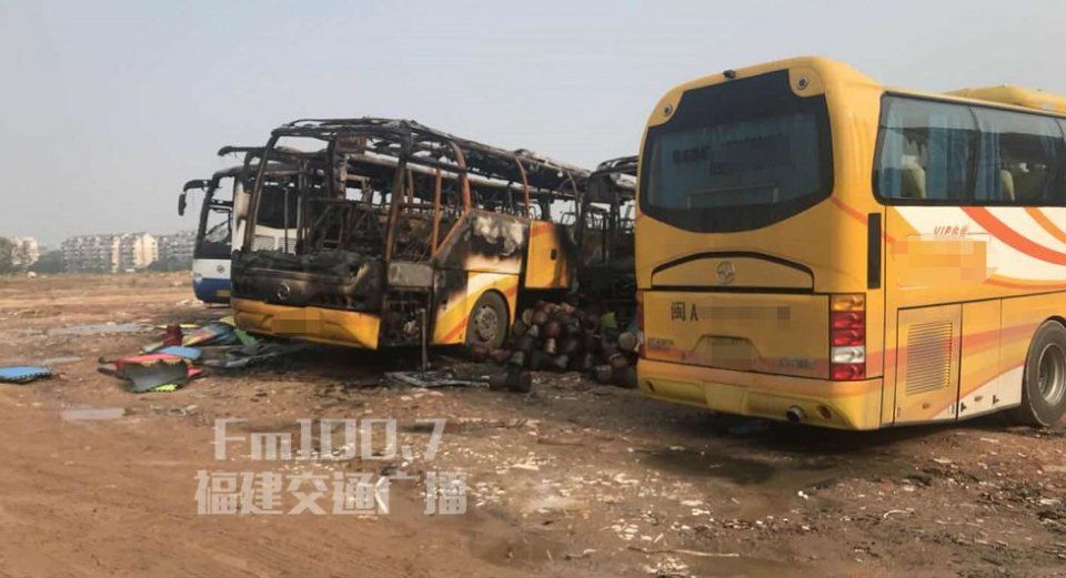 突发!福州一大巴停车场今天清晨起火,火光熊熊