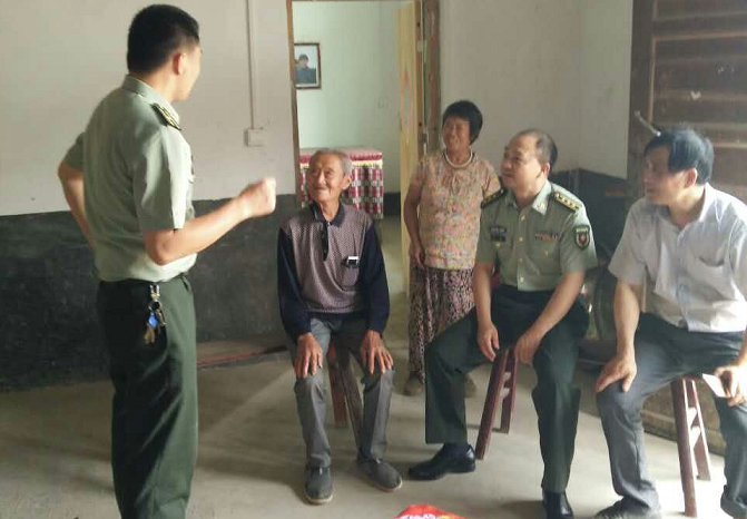 新邵县人武部部长罗臣督导2017年迎光乡 征兵