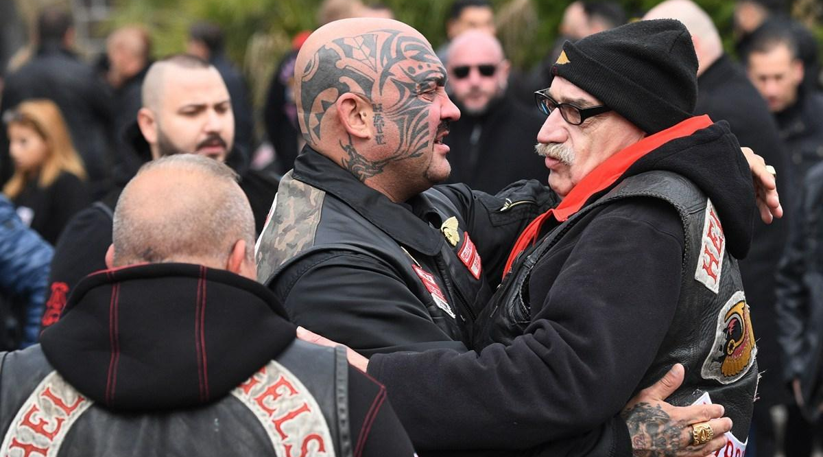 德国警方虽然对摩托车帮派恨之入骨，但常常缺乏有效打击手段。摩托车帮派通过设立合法的保安公司、酒吧等作为掩护，实施严格的等级制度和内部纪律，每次行动都经过精心策划。图为葬礼现场的帮会成员。