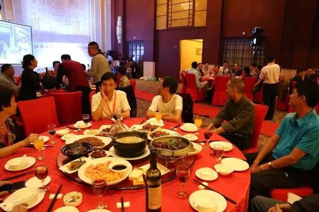 公司年会,老员工给老板敬酒,说了句祝福语,隔