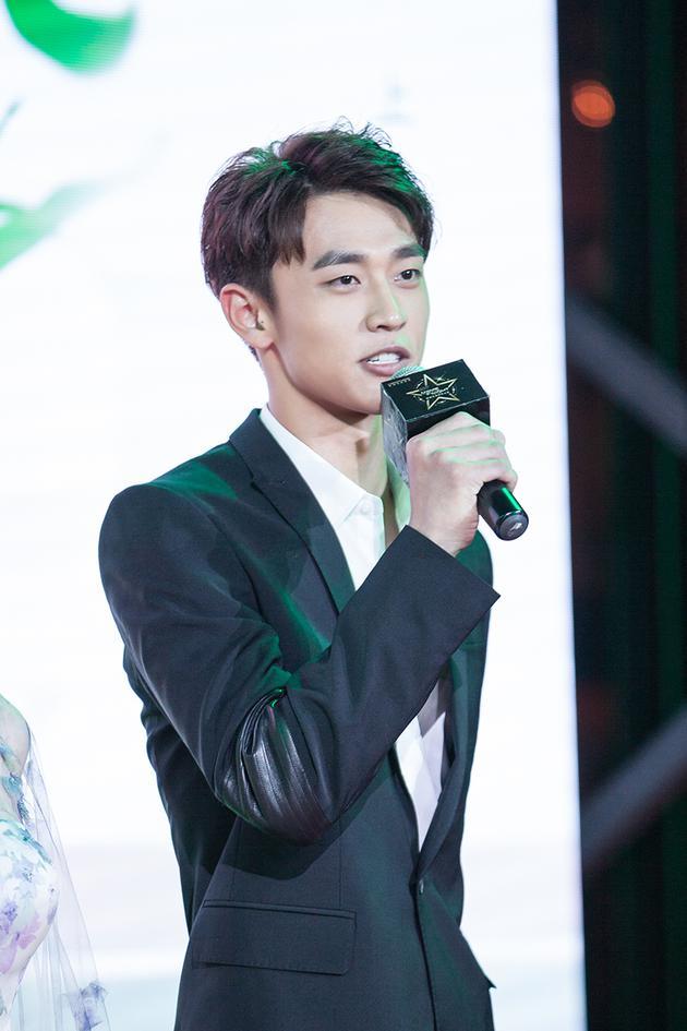 王天辰黑色西装帅气 《芳华》中饰演小号手