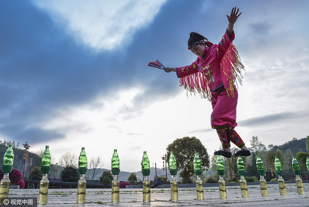 赤脚斜走大刀 男子秀绝技令人惊叹