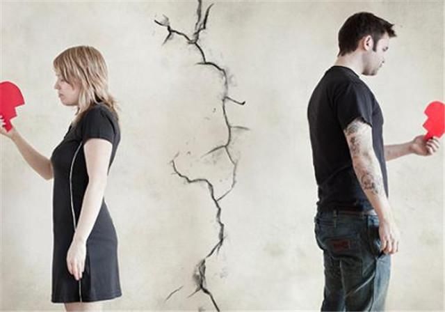 情侣恋爱三年,女方父母却百般阻挠,男方得知真