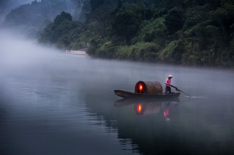 读睡精选古诗词 夕阳西下落山崖,托举白云映彩