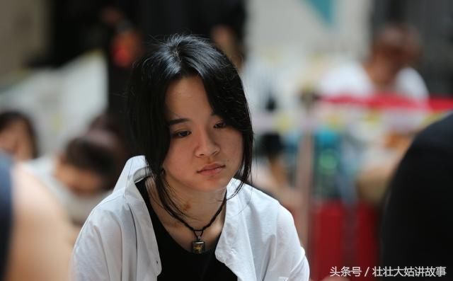 我16岁父母离婚,出嫁1年后母亲再婚,婚礼上新