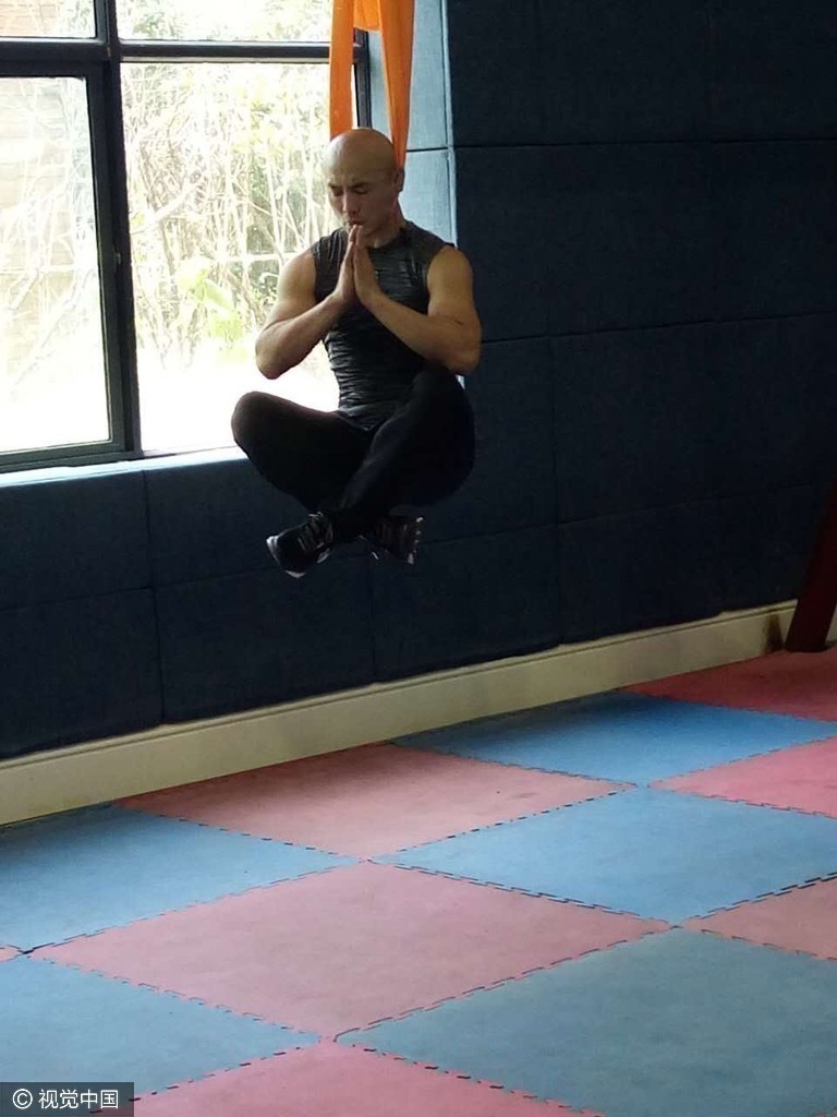 组图-惊呆了!一龙再秀吊死功 这是少林绝学?