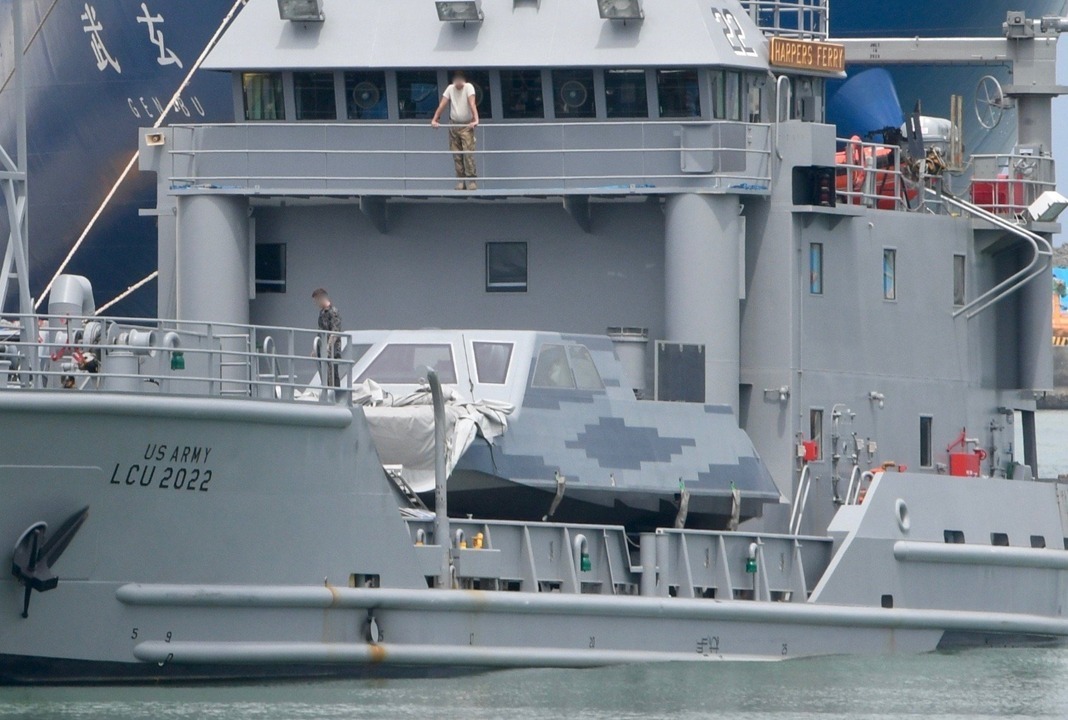 据报道，该型“中型隐身战斗艇”是美国海军特种作战部队的最新型隐身艇，于2015年底投入使用。该艇由4名船员操纵，可搭载19名战斗人员，最高速度50节，续航里程500海里。