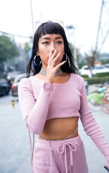 吉克隽逸现身街头,网友直呼辣眼睛,皮肤黑就不要穿粉色了!