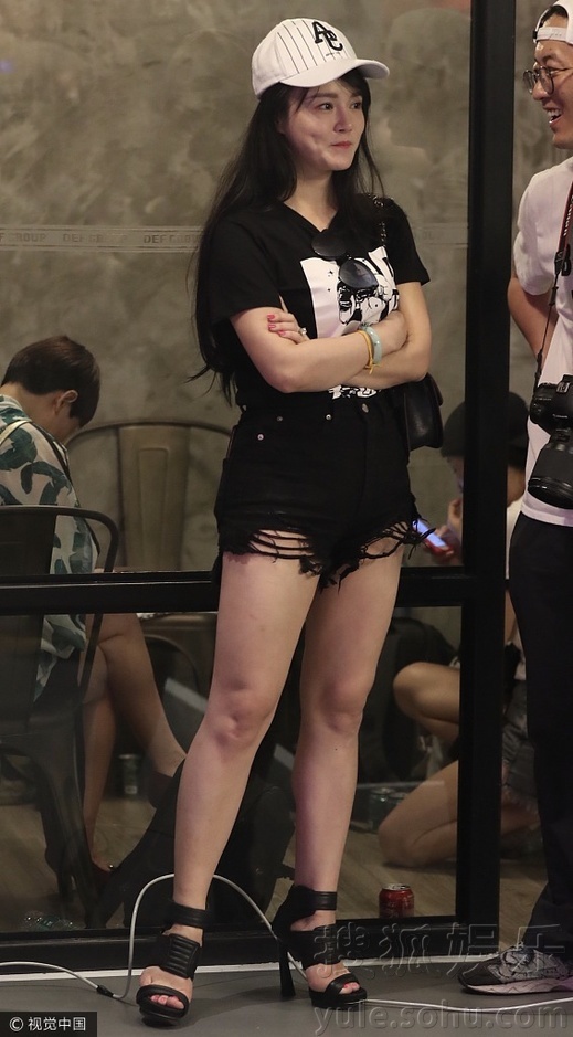 冉莹颖短裤太抢眼 原来没p过的腿是这样